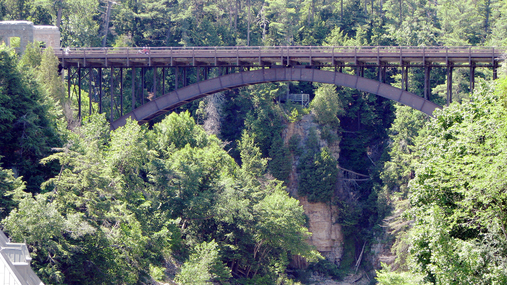 https://upload.wikimedia.org/wikipedia/commons/3/31/Bridge_over_the_Ausable_Chasm,_Clinton_County,_New_York.jpg