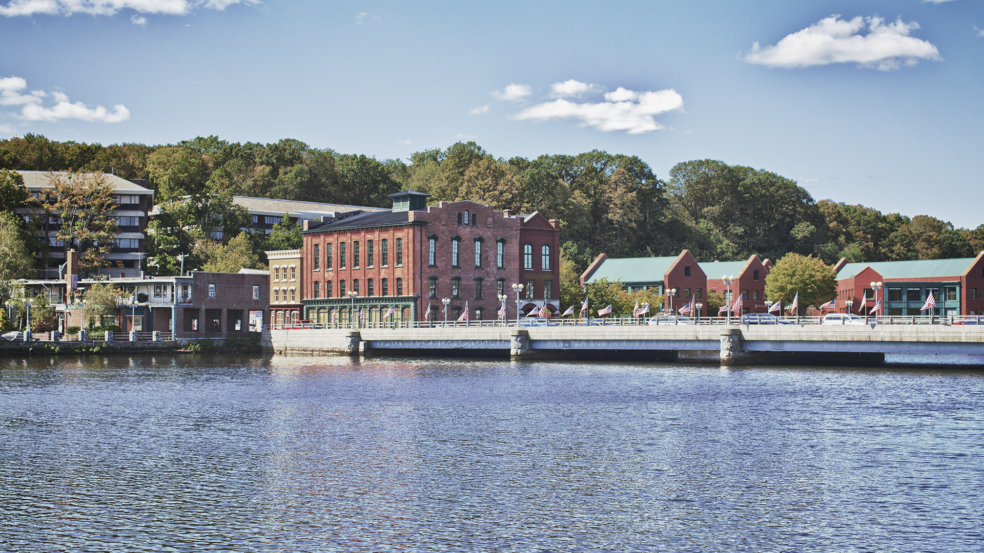 https://upload.wikimedia.org/wikipedia/commons/b/b8/Saugatuck_River,_Westport.jpg